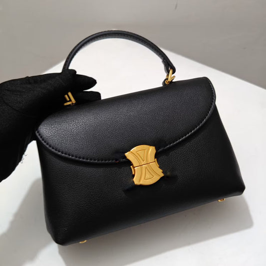 Hand purse in black